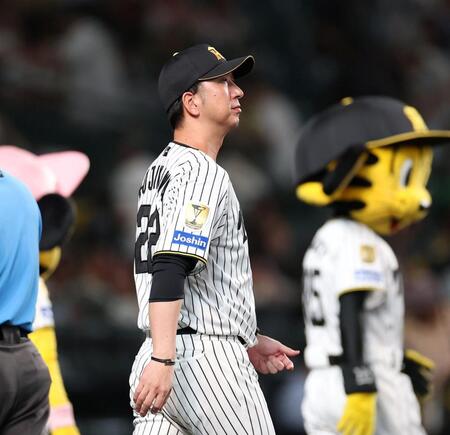 逆転負けを喫し、整列に向かう藤川監督（撮影・西田忠信）
