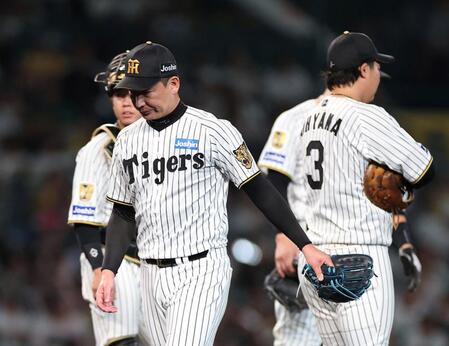 ８回途中、４失点し降板する岩崎（撮影・西田忠信）
