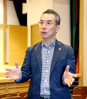 　取材に応じる伊藤史隆アナウンサー（撮影・山口登）
