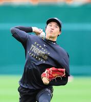 キャッチボールする才木（撮影・山口登）