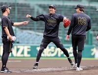 練習中、笑顔を見せる才木（中央）＝撮影・山口登