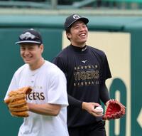 練習の合間、笑顔を見せる才木（撮影・山口登）