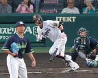 ２回、左前打を放つ浜田（撮影・立川洋一郎）
