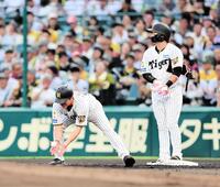 ２回、浜田が移籍後初安打を放ち、筒井コーチがボールを受け取る（撮影・山口登）