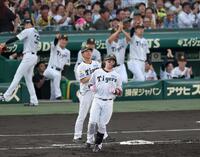 ２回、移籍後初安打となる左前打を放った浜田（撮影・立川洋一郎）