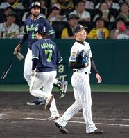８回、岩田に適時二塁打を打たれ逆転を許す岩崎（撮影・立川洋一郎）