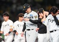 逆転負けを喫し、肩を落として引き揚げる岩崎（撮影・西田忠信）