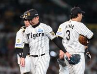 ８回途中、４失点し降板する岩崎（撮影・西田忠信）