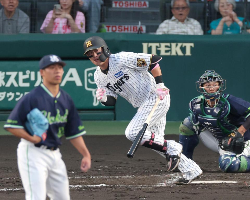 ２回、左前打を放つ浜田（撮影・立川洋一郎）