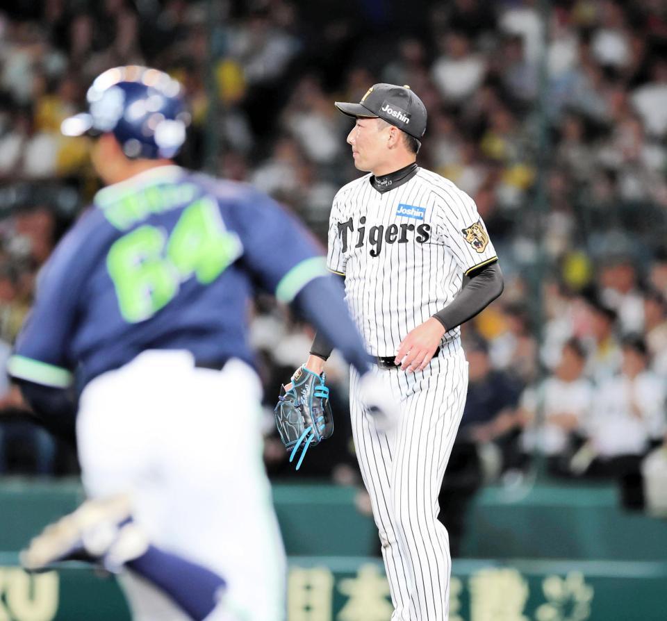 ８回、失点を許す岩崎（撮影・山口登）