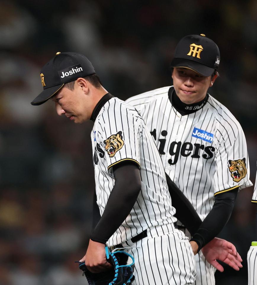 ８回途中、逆転を許し降板する岩崎。右は才木（撮影・西田忠信）