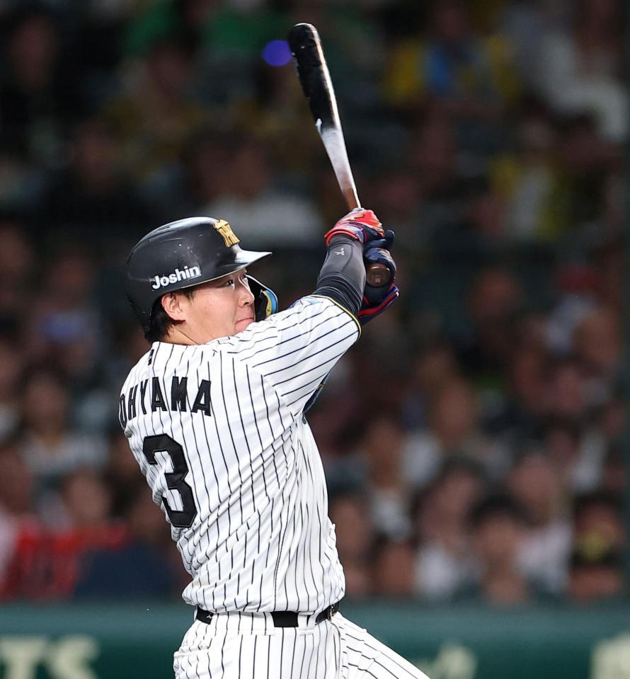 ８回、２ランを放つ大山（撮影・西田忠信）
