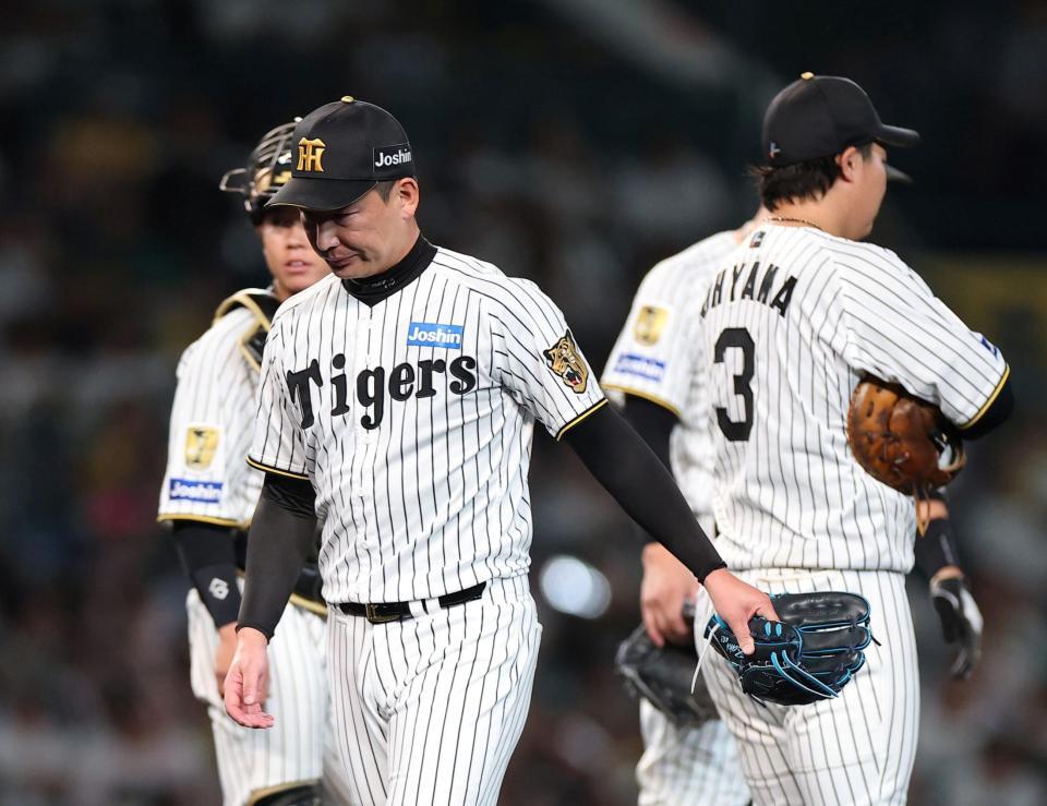 ８回途中、４失点し降板する岩崎（撮影・西田忠信）