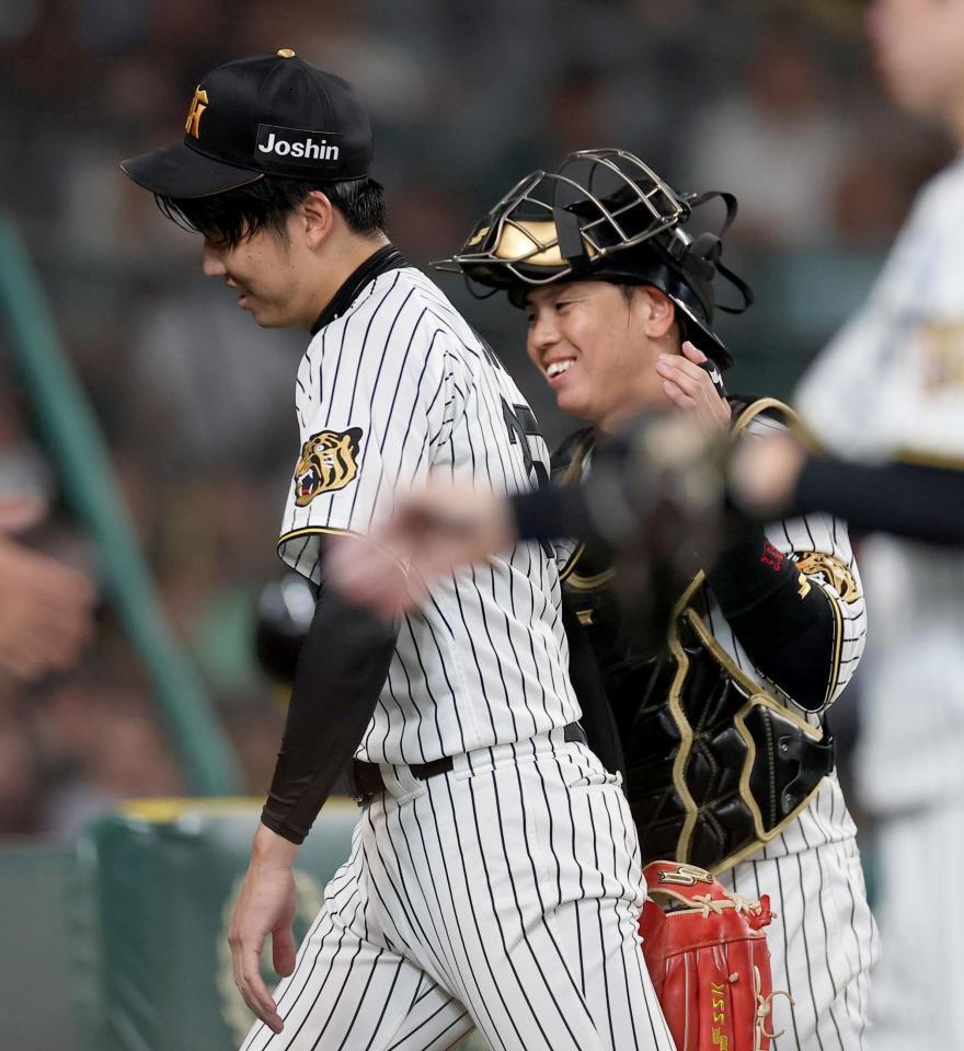 ６回を無失点に抑え、梅野（右）に声をかけられる才木（撮影・西田忠信）