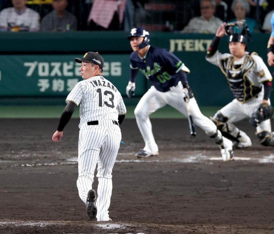 ８回、赤羽に２点適時打を打たれる岩崎（撮影・立川洋一郎）