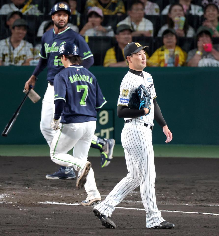 ８回、岩田に適時二塁打を打たれ逆転を許す岩崎（撮影・立川洋一郎）