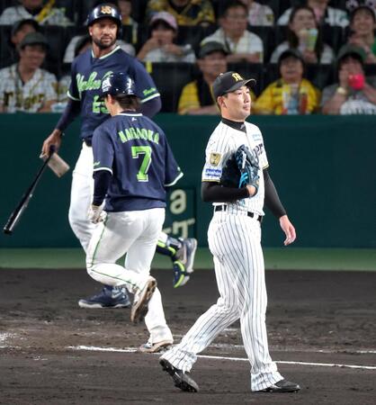 ８回、岩田に適時二塁打を打たれ逆転を許す岩崎（撮影・立川洋一郎）