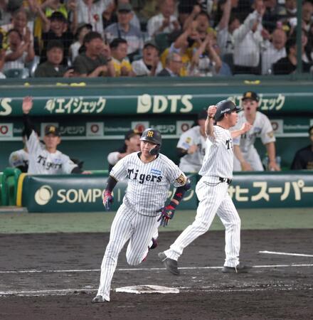 ８回、右中間スタンドへ２ランを放ちダイヤモンドを回る大山（撮影・立川洋一郎）