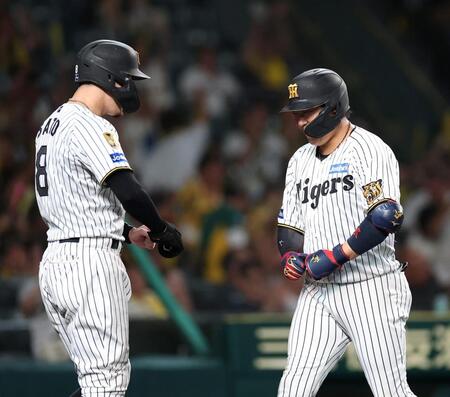 ８回、２ランを放ち佐藤輝（左）に迎えられる大山（撮影・西田忠信）