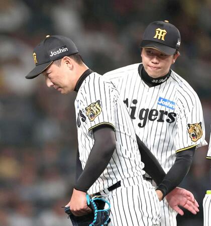 ８回途中、逆転を許し降板する岩崎。右は才木（撮影・西田忠信）