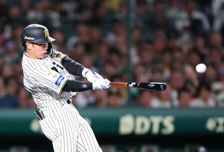 ５回、二塁打を放つ梅野（撮影・西田忠信）
