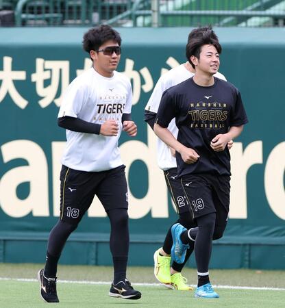 外野を走る伊原（左）と下村（撮影・西田忠信）