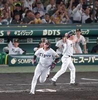 ８回、右中間スタンドへ２ランを放ちダイヤモンドを回る大山（撮影・立川洋一郎）