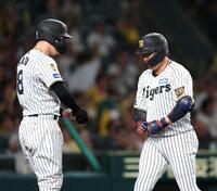 ８回、２ランを放ち佐藤輝（左）に迎えられる大山（撮影・西田忠信）
