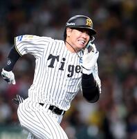 　５回、二塁打を放ち激走する梅野（撮影・西田忠信）