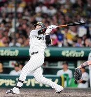 ５回、左翼線に二塁打を放つ梅野（撮影・山口登）