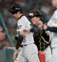 ６回を無失点に抑え、梅野（右）に声をかけられる才木（撮影・西田忠信）