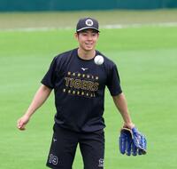 　キャッチボールをして調整する下村（撮影・立川洋一郎）　
