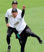 　村上（後方）とともに汗を流す伊原