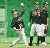 キャッチボールする近本（左）＝撮影・高部洋祐