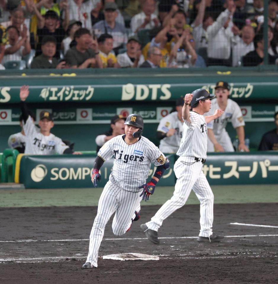 ８回、右中間スタンドへ２ランを放ちダイヤモンドを回る大山（撮影・立川洋一郎）