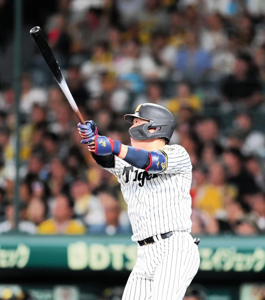 ８回、右中間に２ランを放つ大山（撮影・山口登）