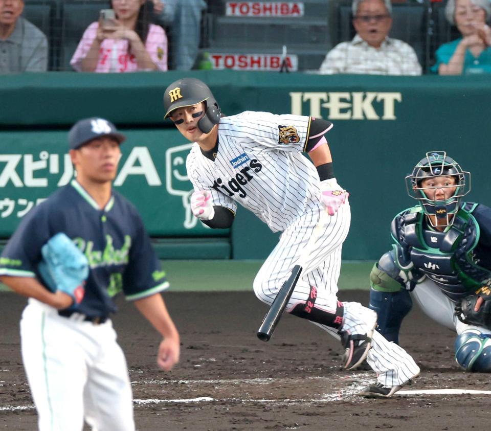 　２回、左前打を放つ浜田（撮影・立川洋一郎）