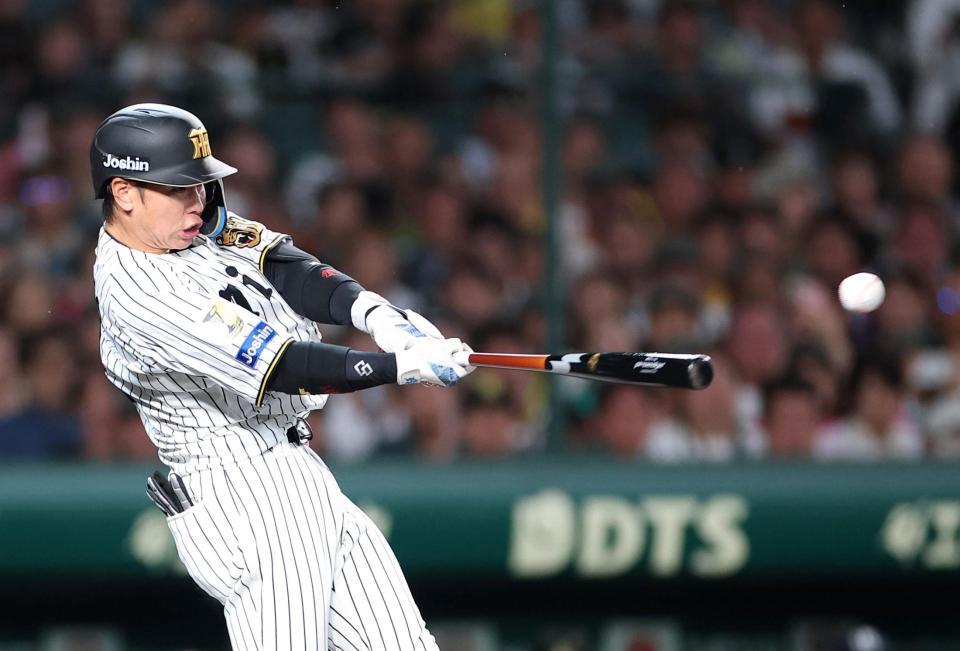 ５回、二塁打を放つ梅野（撮影・西田忠信）