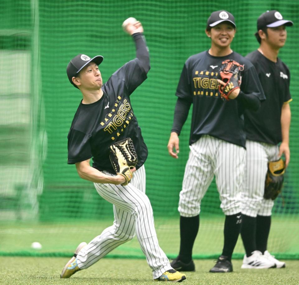 キャッチボールする近本（左）＝撮影・高部洋祐