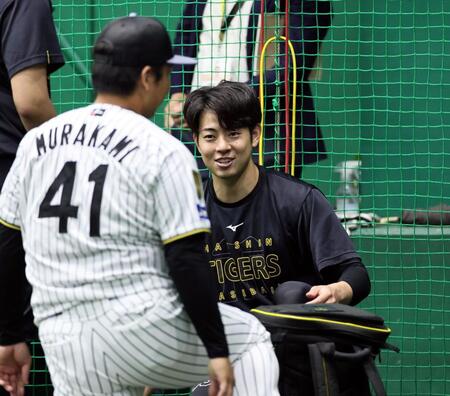 練習前、村上と話をする下村（撮影・田中太一）