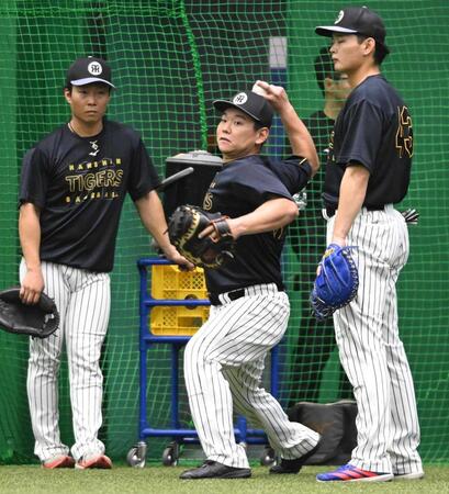 　スローイング練習に励む嶋村（中央）＝撮影・高部洋祐