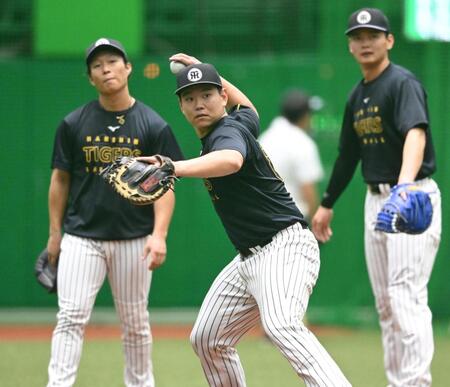 ノックを受け返球する嶋村（中央）＝撮影・高部洋祐