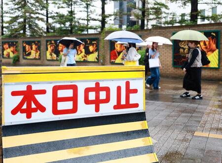 悪天候のため中止が決まった阪神対ヤクルトの１０回戦（撮影・立川洋一郎）