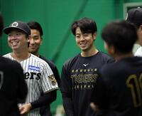 練習前、笑顔を見せる下村（右）と村上（撮影・田中太一）