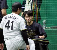 練習前、村上と話をする下村（撮影・田中太一）