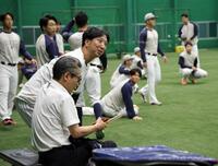 　ヤクルトの選手からあいさつを受ける藤川監督（撮影・田中太一）
