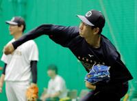 　キャッチボールで調整する今朝丸（撮影・西田忠信）