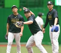 ノックを受け返球する嶋村（中央）＝撮影・高部洋祐