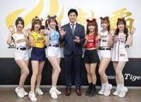 林威助氏（中央）を囲みポーズする台湾プロ野球チアガール（左から）ＥＴ（イーティー）、林可（リンコ）、栗子（クリ）（右から）笑笑（シャオシャオ）、包子（バオズ）、璦昀（アイユン）＝撮影・立川洋一郎