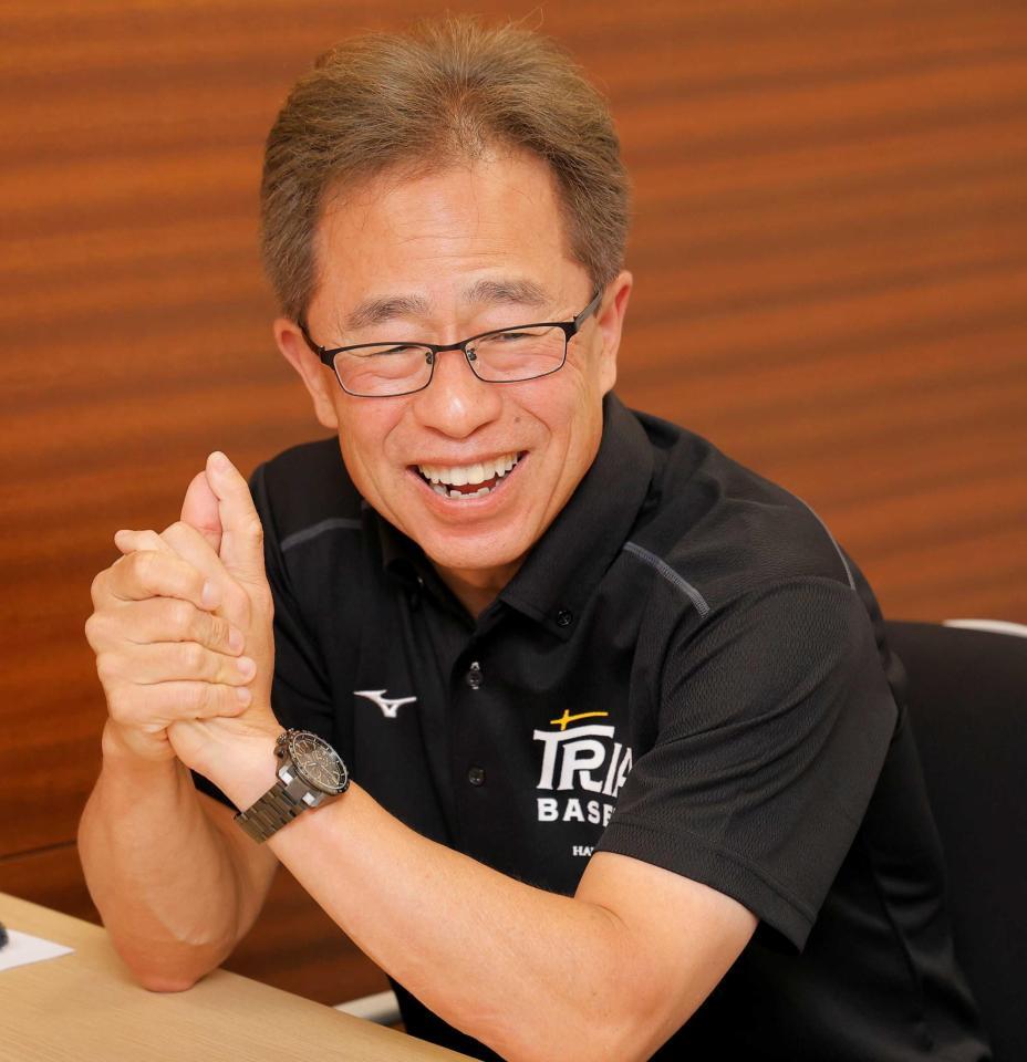 　笑顔でインタビューに応じる粟井球団社長